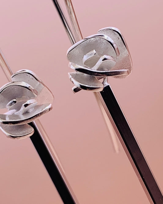 Handgemaakte zilveren Rosa oorbellen van Florien Jewels, ontworpen als moderne geluksroosjes van klaverblaadjes.
