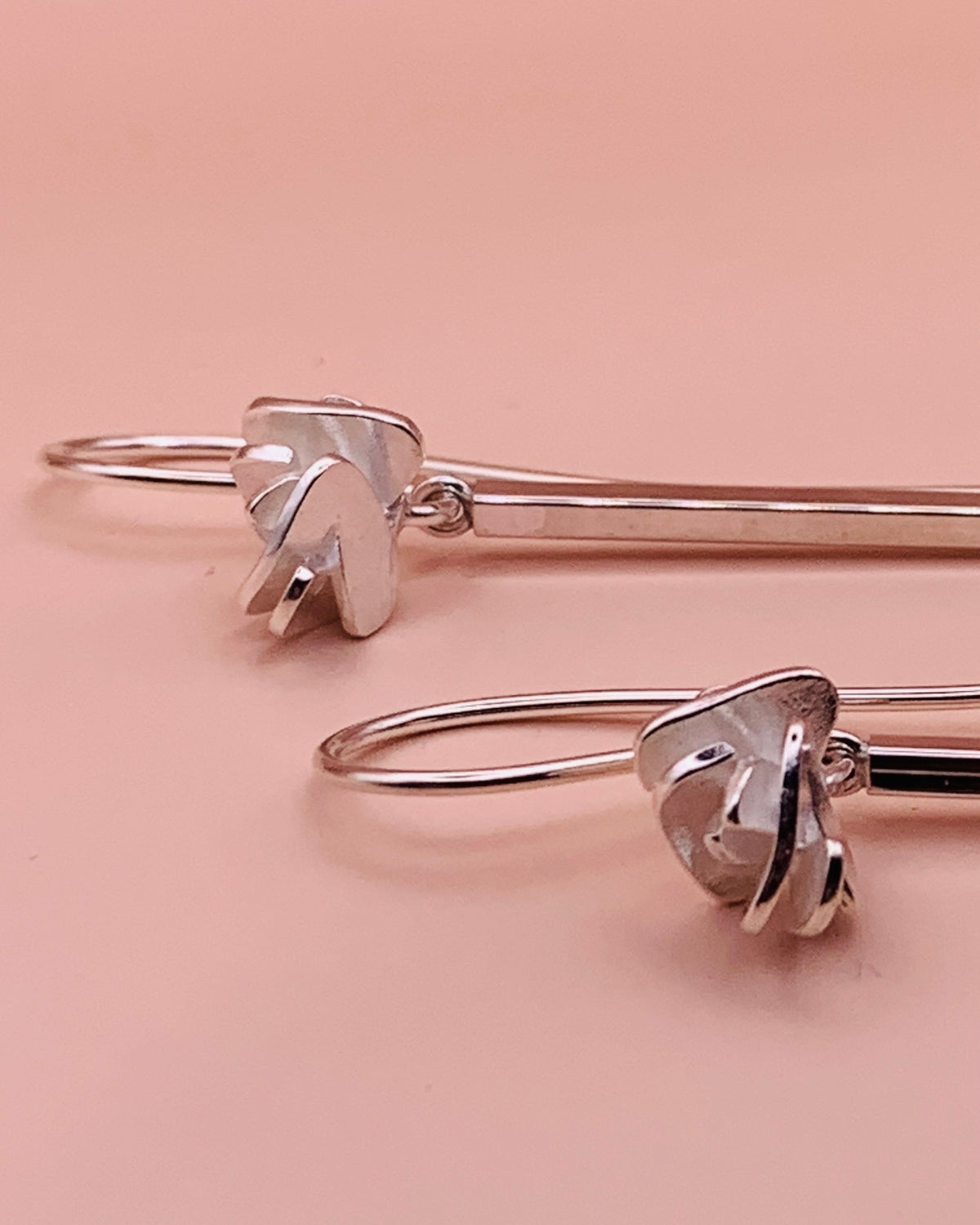 Handgemaakte zilveren Rosa oorbellen van Florien Jewels, ontworpen als moderne geluksroosjes van klaverblaadjes.