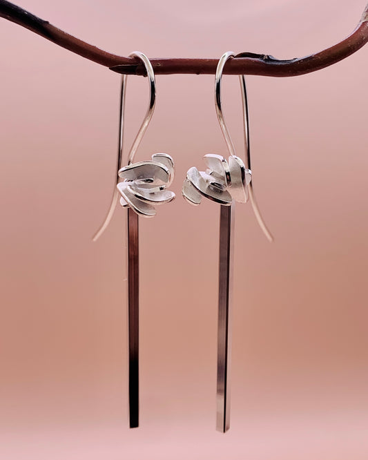 Handgemaakte zilveren Rosa oorbellen van Florien Jewels, ontworpen als moderne geluksroosjes van klaverblaadjes.