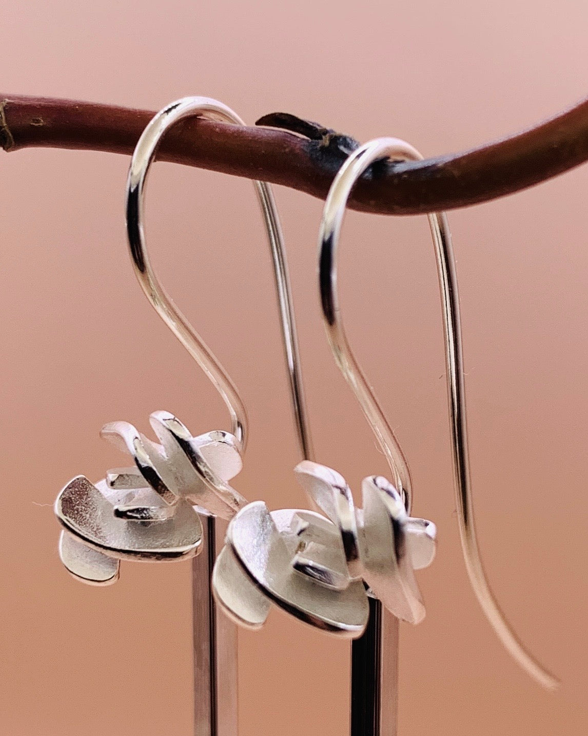 Handgemaakte zilveren Rosa oorbellen van Florien Jewels, ontworpen als moderne geluksroosjes van klaverblaadjes.