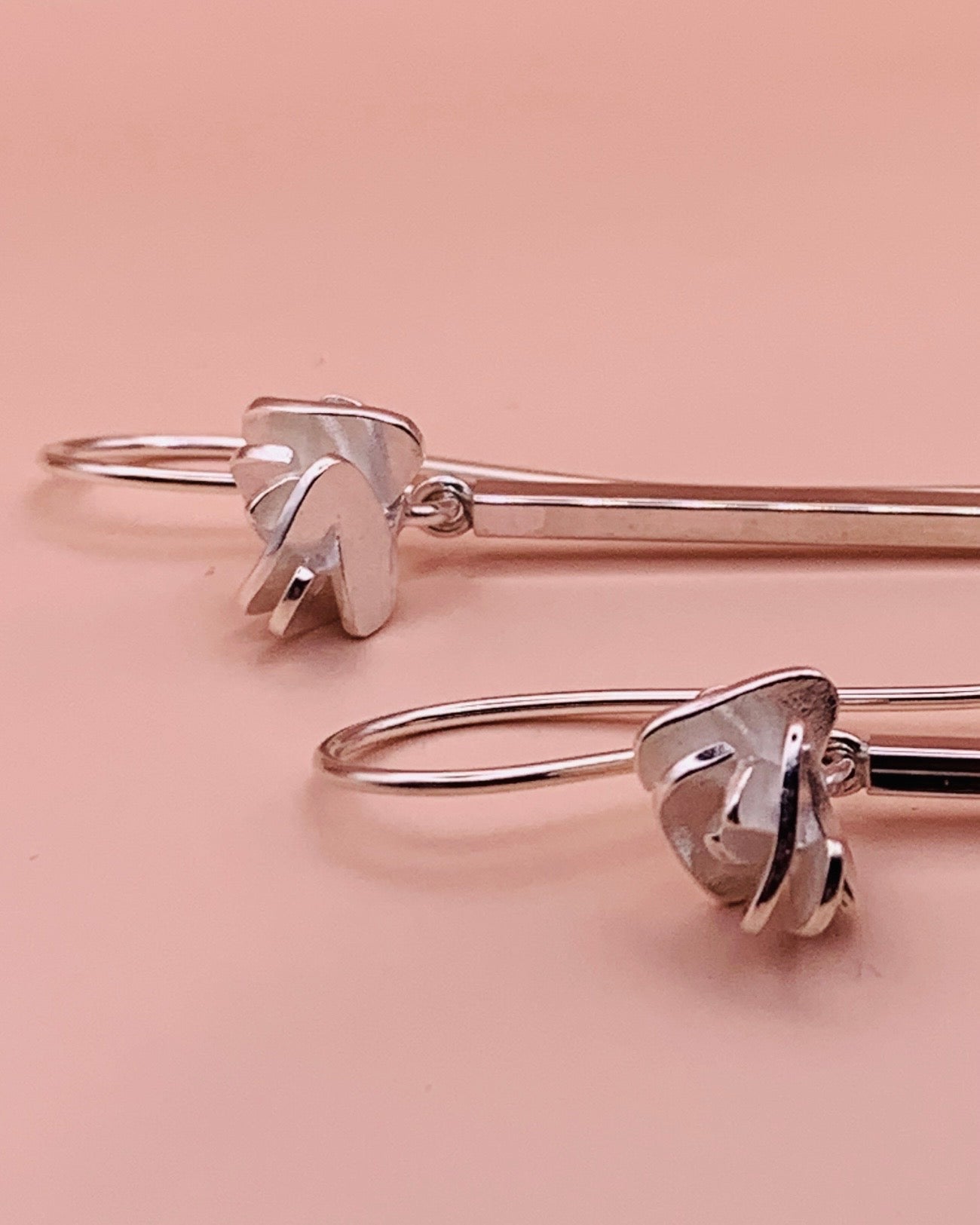 Handgemaakte zilveren Rosa oorbellen van Florien Jewels, ontworpen als moderne geluksroosjes van klaverblaadjes.
