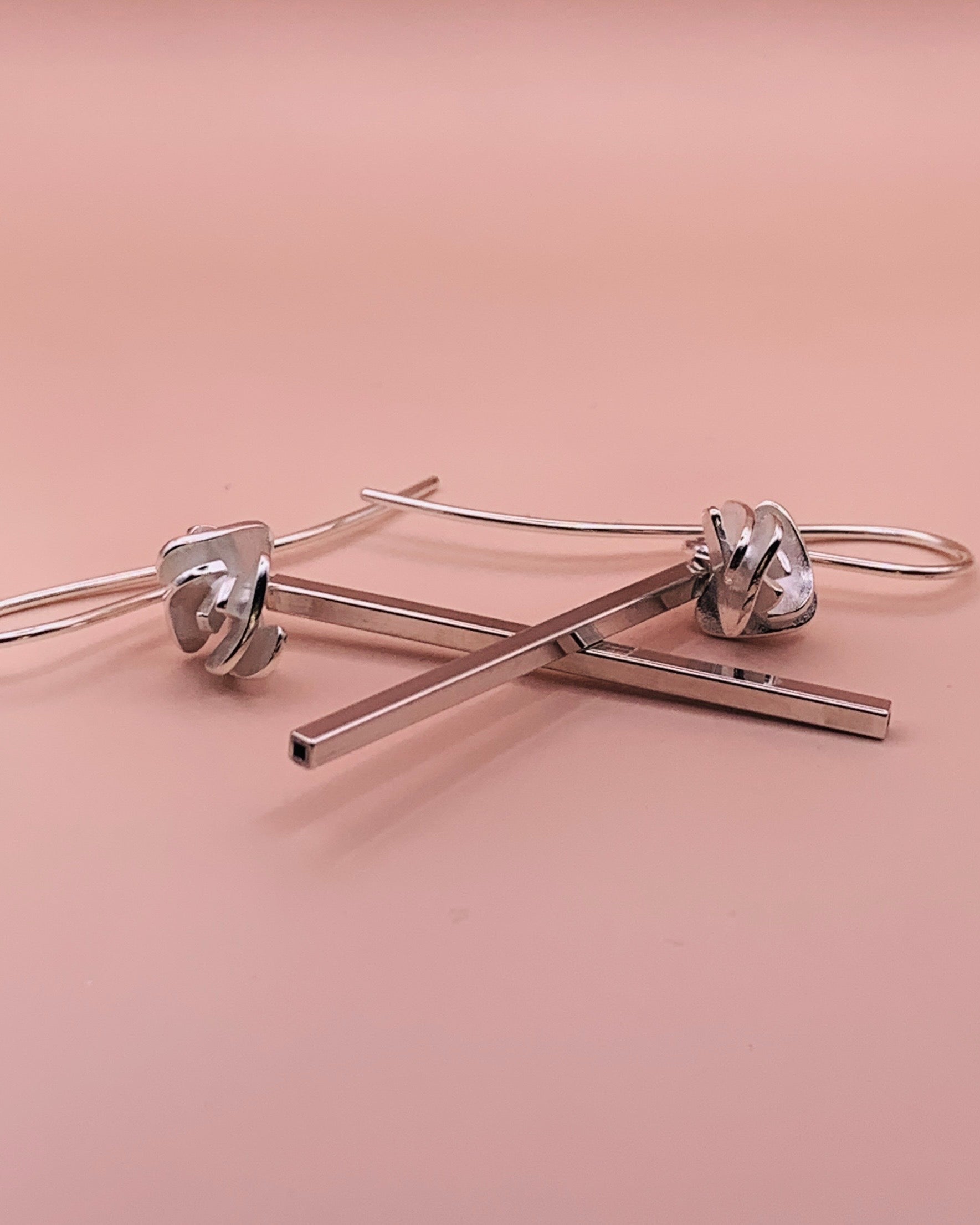 Handgemaakte zilveren Rosa oorbellen van Florien Jewels, ontworpen als moderne geluksroosjes van klaverblaadjes.