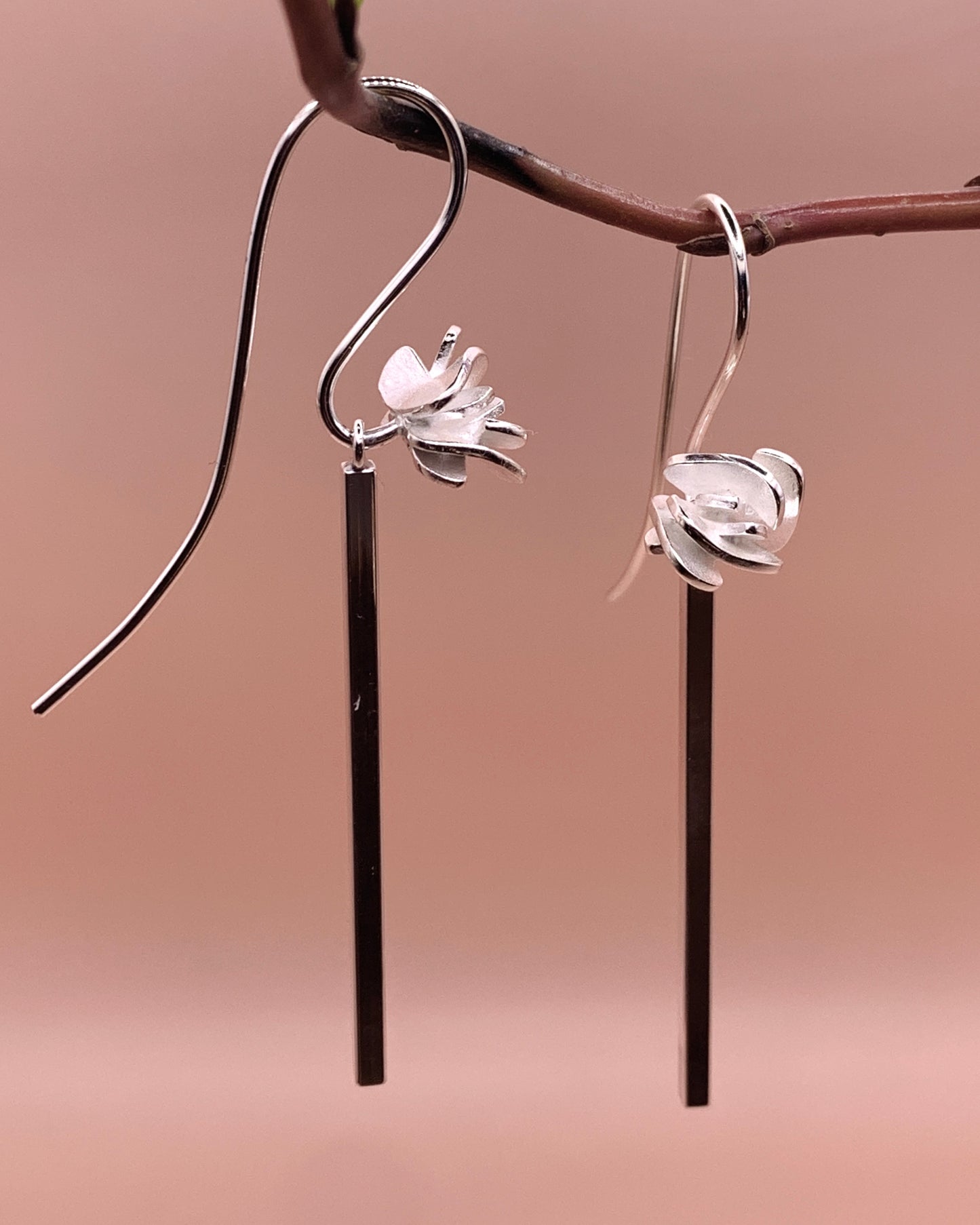 Handgemaakte zilveren Rosa oorbellen van Florien Jewels, ontworpen als moderne geluksroosjes van klaverblaadjes.